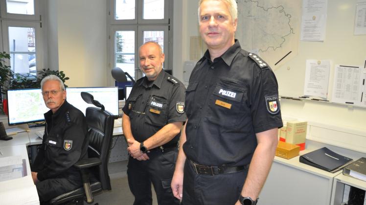 Im Sternberger Polizeirevier in der Pastiner Straße: Maik Beck mit Karsten Löwe und Werner Küster (v.r.)  