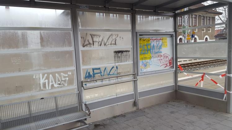 Besprühtes Wartehäuschen: Unbekannte wüteten am Schwaaner Bahnhof. 