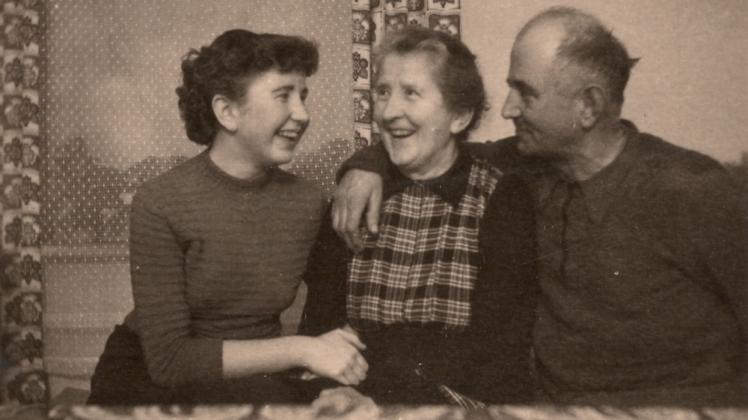 Über das bestandene Abitur an der Bützower Oberschule freuten sich Auguste und Walter Kranz mit ihrer Tochter Karla 1956. 