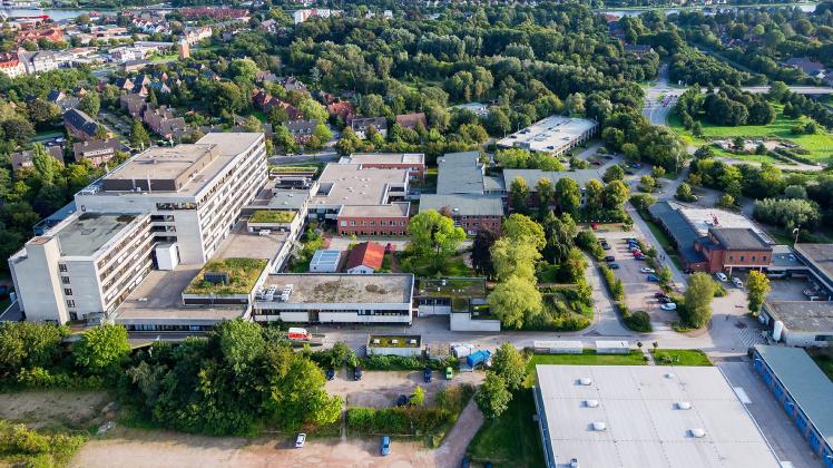 Die Imland-Klinik in Rendsburg: Links im Bild das Hauptgebäude, rechts die Rettungswache mit dem Hubschrauberlandeplatz.