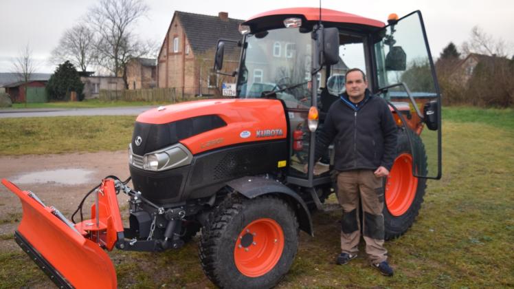 Auch wenn weit und breit kein Schnee in Sicht ist, Gemeindearbeiter Tino Hartmann hat das Schiebeschild bei der Jungfernfahrt des neuen Traktors zum Üben angebaut.