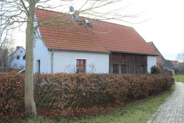 In diesem Haus in Jeserig ist Waltraud Schröder aufgewachsen. Und sie hat es trotz Umbauten wiedererkannt.