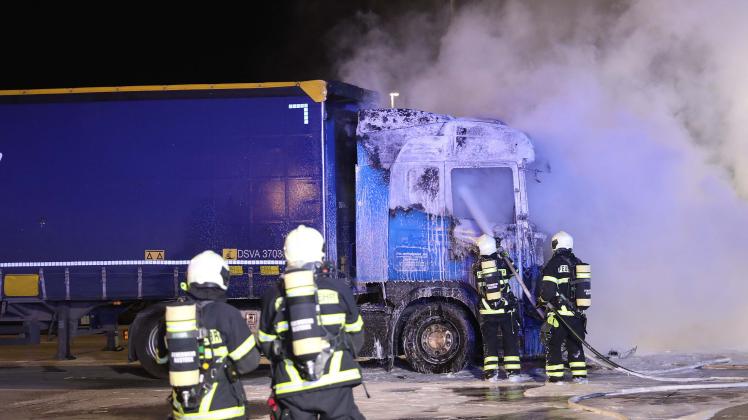 Pförtner von Hafenterminal zieht Mann aus brennendem Lkw im Rostocker Seehafen: Fahrer mit lebensbedrohlichen Verbrennungen in Krankenhaus