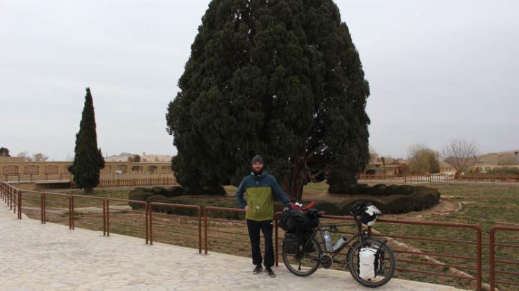 Christopher Fritze vor der über 4000 Jahre alten Zypresse von Abarkuh/Iran, dem zweitältesten Baum der Welt.