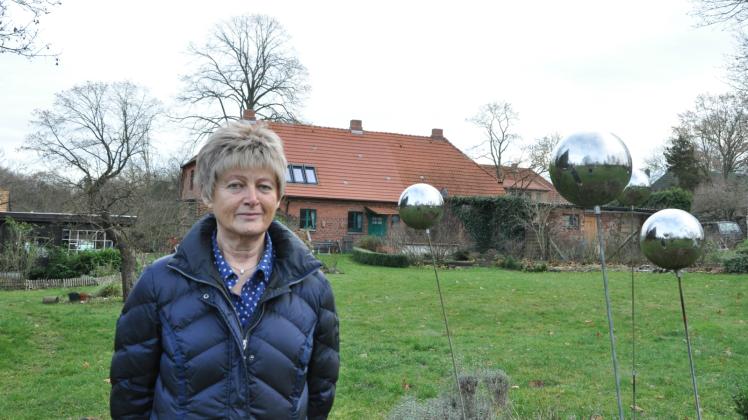 Hier haben schon ihre Großeltern gewohnt: Christa Bölkow vor ihrem Haus. 