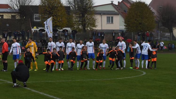 Höhepunkt des Jahres: Hansa Rostock gastierte im Landespokal beim TSV Bützow, die E1-Jugend des TSV begleitete die Profis auf’s Spielfeld. 