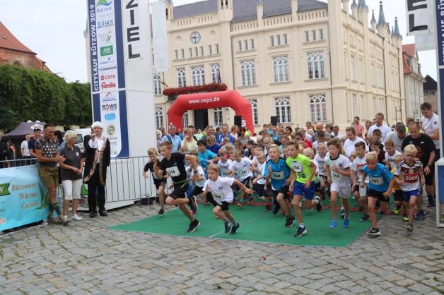 Startschuss zum Kinder- und Schülerlauf beim Büwo-Citylauf: Matteo Schulz (2.v.l., weißes T-Shirt) war da schon vorne dabei, gewann am Ende die Altersklasse männlich U8.  Fotos: Manfred Schulz 