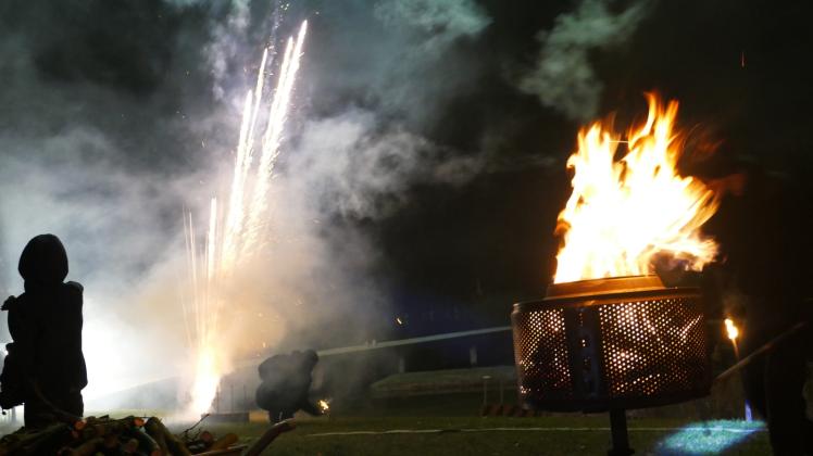 Wegen Brandgefahr sind Raketen und Feuerwerksbatterien in Thandorf verboten. Die Anwohner feiern daher zusammen auf dem Spielplatz, wo geknallt werden darf. 