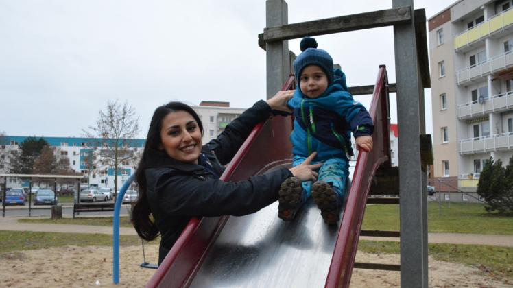 Spaß auf dem Spielplatz: Neena Yousef mit Sohn Charbel, der in Hagenow geboren wurde. 