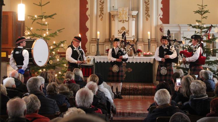Mit imposanter schottischer Musik verabschiedete der „Clan MacLanborough“ in der Kladrumer Kirche das Jahr 2019.  Fotos: Christina Köhn 