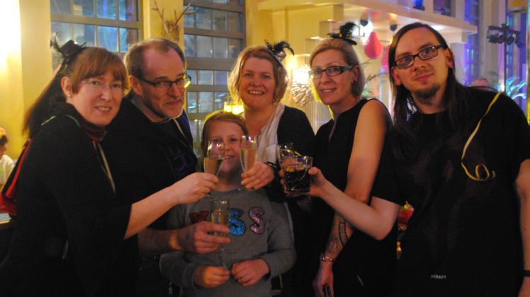 Begrüßten im „Miranda BBQ“ am Bleicherufer das neue Jahr: Birgit, Tino, Bente, Dörthe, Nicole und Mathias (v.l.) Fotos: Christian Koepke (3)  
