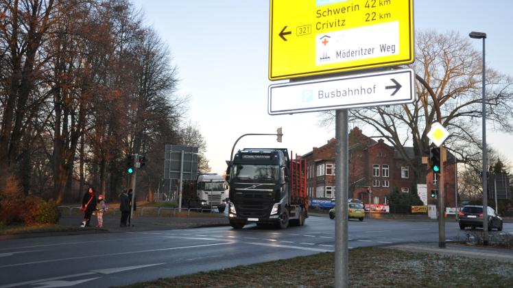 Am Parchimer Unfallschwerpunkt Ostring/Wallallee sind Radfahrer und Fußgänger vor allem durch die auf der Wallallee nach rechts abbiegenden Fahrzeuge gefährdet. 