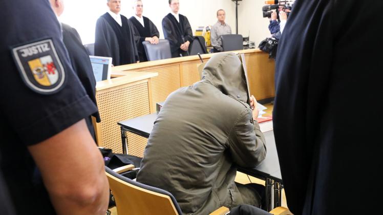 Der angeklagte Stiefvater vor dem Gericht in Neubrandenburg soll Leonie mehrfach misshandelt haben. 