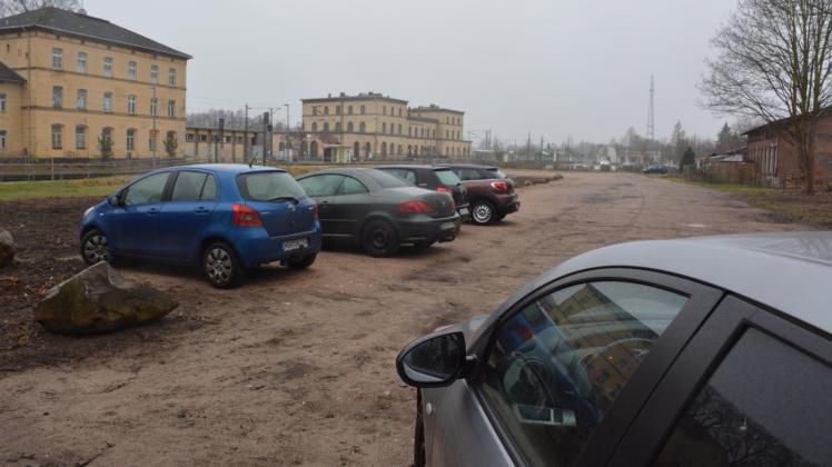 Wo jetzt der provisorische Parkplatz in Hagenow Land ist, soll noch in diesem Jahr ein P+R-Parkplatz gebaut werden. 