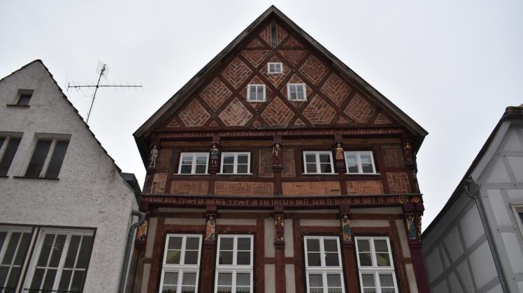 1525 erbaut, ist das Knaggenhaus eines der ältesten Fachwerkhäuser von Perleberg. 2003 bis 2005 ließ der Bürgerverein die Knaggen restaurieren. Im Sommer 2017 war es Denkmal des Monats.  
