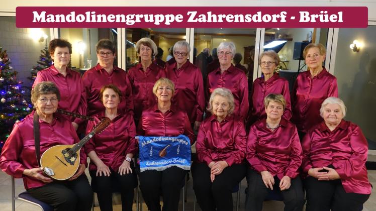 Die Mandolinengruppe Zahrensdorf-Brüel mit neuer Kleidung.
