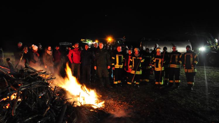 Auf große Unterstützung der Feuerwehr konnten die Bauern südlich des Schweriner Sees bei ihrem Mahnfeuer zählen. 
