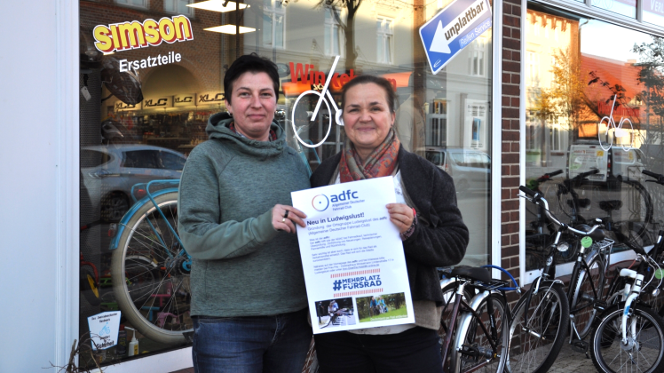 Machen sich stark für die Fahrradstadt Ludwigslust: Jacqueline Fey (l.) und Ann-Dörthe Holst  