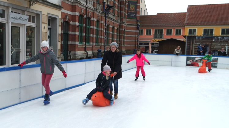 Den letzten Tag der diesjährigen Eissaison am Parchimer Schuhmarkt nutzten auch Claudia Schröder (2.v.r.) und Tochter Amelie für ein paar Runden auf dem gefrorenen Nass. 