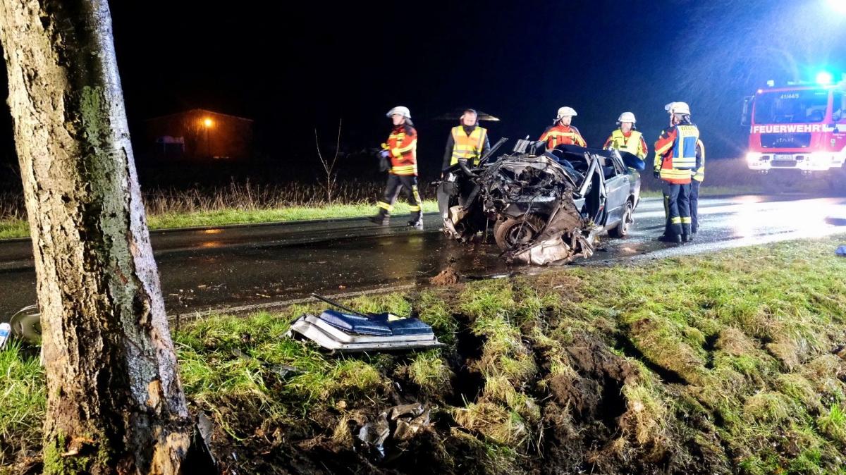 Mercedes Prallt Gegen Baum: 22-jähriger Fahrer Stirbt Bei Unfall | SHZ