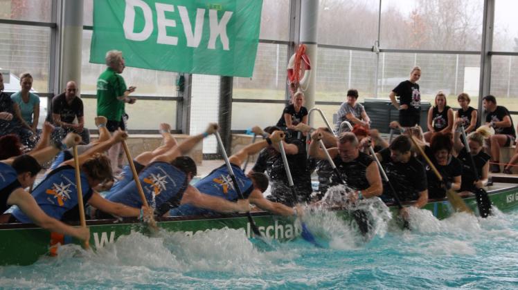 Harter Kampf der Black Pearls aus Güstrow gegen die Rostocker Seebären: Diese fuhren im Januar 2019 auch den Gesamtsieg beim Drachenboot-Indoorcup im Freizeitbad „Oase “ ein. 