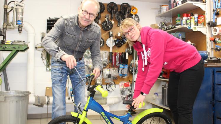 Auch Kinderräder repariert Stefanie Helbig (r.) mit ihrem Vater Detlef Schukat in der eigenen Werkstatt. 