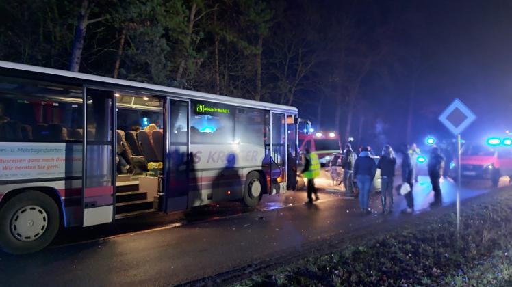 Nach dem Unfall: Auch viele besorgte Eltern eilten an den Unglücksort bei Neustadt-Glewe.