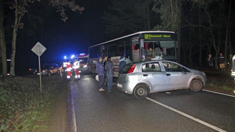 Busunfall mit 27 Kinder auf der L071 zwischen Wöbbelin und Neustadt Glewe