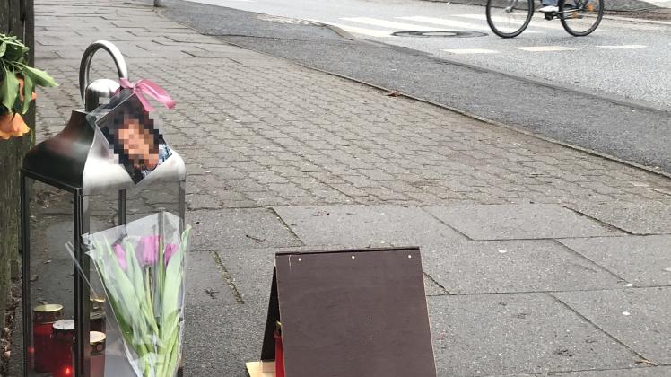 Gedenken an das Unfallopfer: Wenige Meter vom Zebrastreifen entfernt standen nach der Tragödie Kerzen, Grablichter und Blumen.