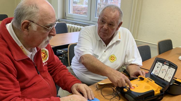 Leben ihre Passion als ehrenamtliche Ausbilder seit Jahrzehnten: Wolfgang Westphal (l.) und Gerhard Bleß vermitteln auch den Umgang mit dem Automatisierten Externen Defibrillator (AED). 
