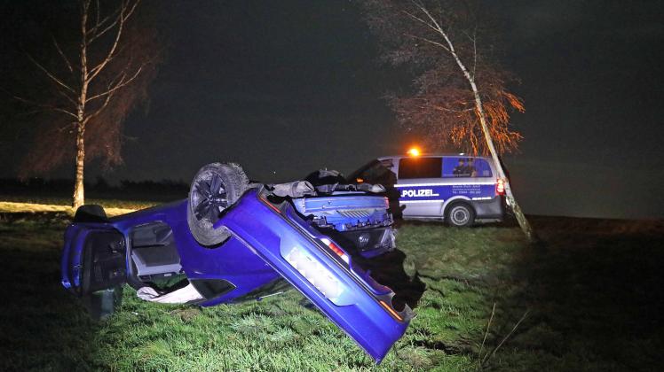 Schwerer Unfall in Kösterbeck bei Rostock: Ford Mustang von 37-Jährigem überschlägt sich nach offenbar viel zu schneller Fahrt