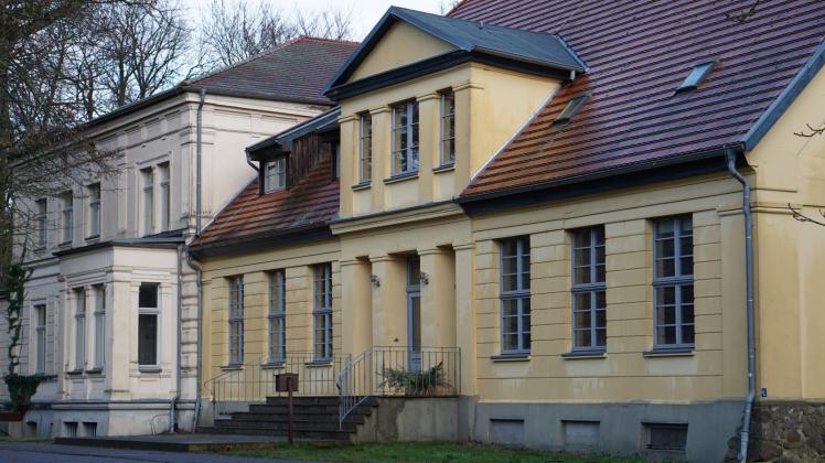 Das doppelte Gutshaus von Greven: Das gelbe Gebäude ist der ältere Teil, stammt wahrscheinlich aus der ersten Hälfte des 19. Jahrhunderts. Der neoklassizistische, weiße Anbau wurde 1884 errichtet. 
