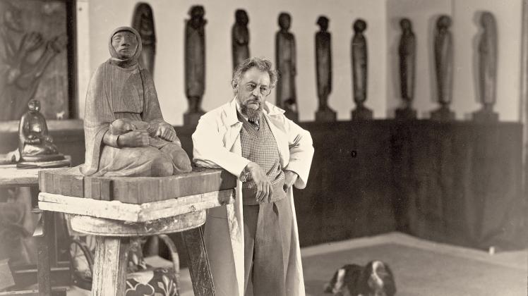 Ernst Barlach in seinem Atelier vor dem Fries der Lauschenden