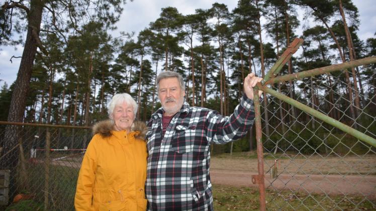 Vom Grundstück fast direkt in den Wald. Irmgard und Jürgen Wolf sind ganz froh, dass die ersten Bäume nun nicht mehr ganz so nah an ihrem Hof in Hohenwoos stehen. 