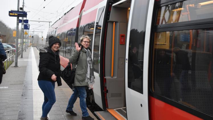 Eine stressfreie Fahrt mit der Bahn bevorzugen die Laagerinnen Nadine Kuhr und Marita Oppenkowski, die täglich nach Rostock zur Arbeit fahren. In 19 Minuten sind sie auf dem Rostocker Hauptbahnhof. Das ist mit dem Auto nicht zu schaffen.  
