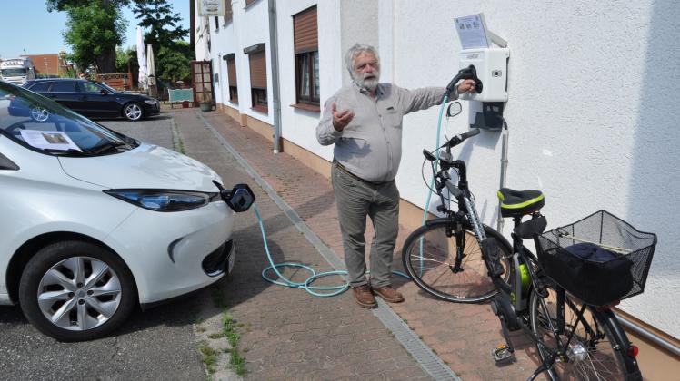 Führt eine neue Ladebox für Elektroautos und -fahrräder in Witzin vor: Ernst Schützler