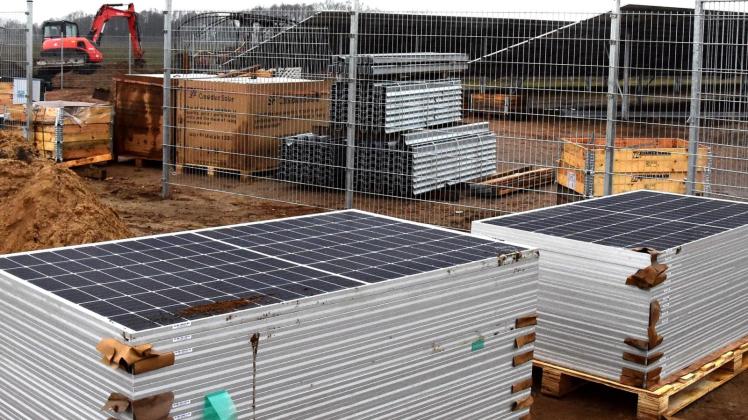 Auf dem Baugelände des Solarparks versuchten die Täter Solarelemente und Wechseltrichter zu stehlen.