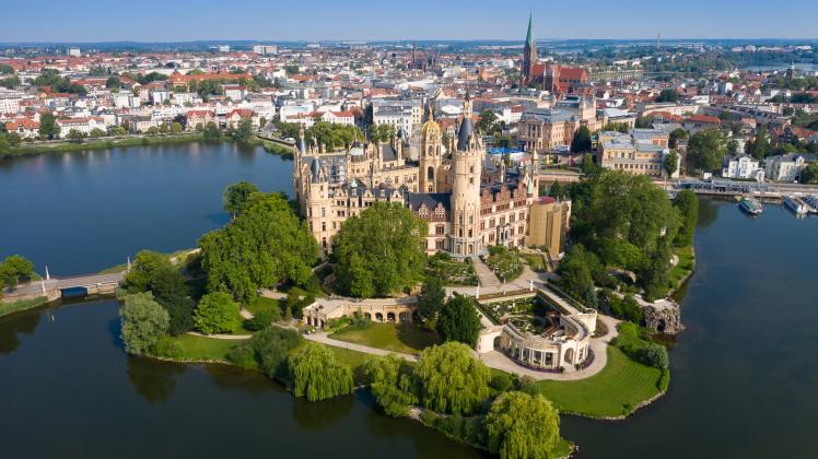 Im Schloss schwingt künftig das Land den Kochlöffel – trotz massiver Kritik.