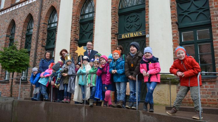Stimmte mit in den Gesang ein: Bürgermeister Dirk Flörke begrüßte die jungen Sternsinger vor dem Rathaus. 