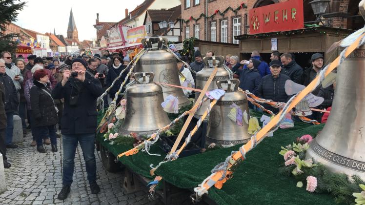 So wurden die neuen Hagenower Glocken am 29. November auf dem Rathausplatz begrüßt. Am kommenden Dienstag sollen die Bronzegüsse in den Kirchturm kommen. 