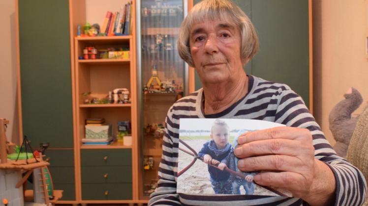 In René Brügmanns Kinderzimmer in der Güstrower Südstadt, das zuletzt zunehmend Niklas’ geworden ist, zeigt Ingrid Brügmann ein Foto ihres Enkels. Die Mutter hat das Kind nach Bolivien mitgenommen.