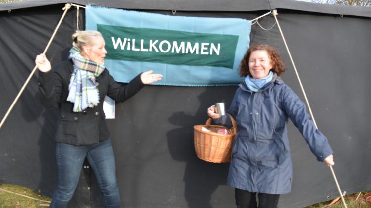 Haben in die Neujahrsjurte auf den Dorfplatz in Reimershagen eingeladen: Diana Mohns (l.) und Quartiersentwicklerin Martina Domann. 