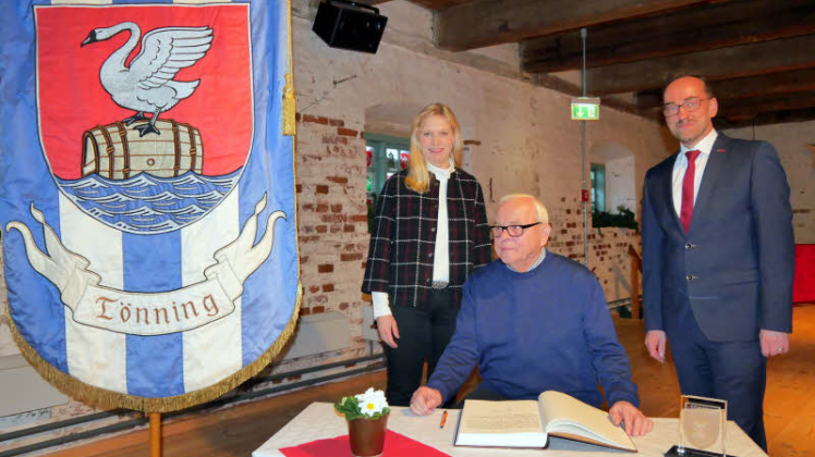 Der überraschte und zugleich stolze Peter Krüger, hier mit Bürgermeisterin Dorothe Klömmer und Bürgervorsteher Jan Diekmann, trägt sich in das Goldene Buch der Stadt ein.