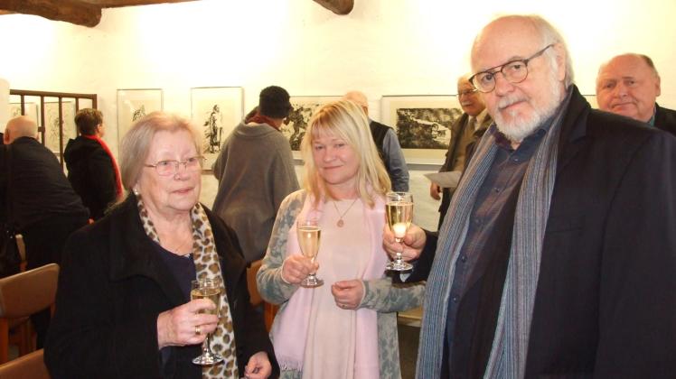 Vernissage mit Gästen: Galerist Eckhard Bergmann begrüßte zur Vernissage auch die Tochter Armin Münchs, Anja Münch, und seine Witwe Marianne Münch. (v.r.n.l.)