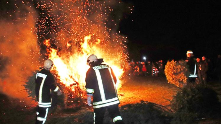 Gut geschützt legten die Kameraden der Freiwilligen Feuerwehr Warin immer wieder Weihnachtsbäume nach. Insgesamt 200 mussten verbrannt werden.  
