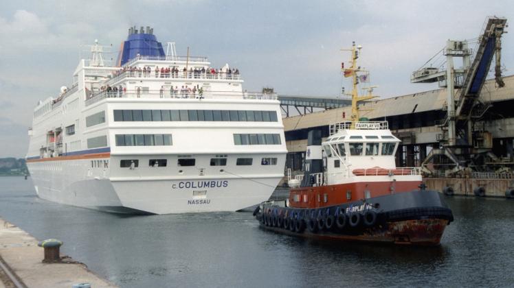 Die MS „Columbus“ wird zur Maschinenreparatur in den Seehafen Wismar geschleppt.