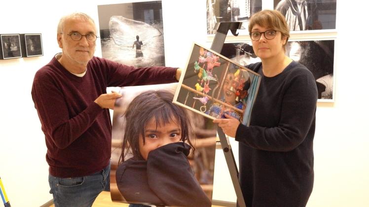 Sie haben den Blick für das Besondere: Die Schweriner Fotografin Anke Berger (r.) und Archäologe Jürgen Brandt zeigen bis März in einer Ausstellung bei der Volkshochschule Gesichter dreier Kontinente. 