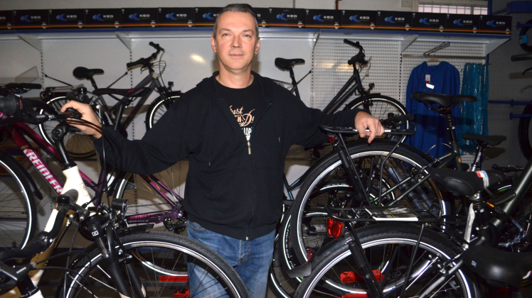 Ein letzter Kontakt mit seinen Fahrrädern: Roger Karasch gibt sein Fahrradhaus in Güstrow nach 30 Jahren auf und widmet sich neuen Aufgaben. 