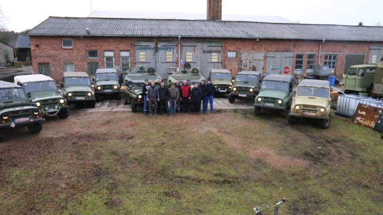 Diese russischen UAZ, die hier aufgereiht stehen, haben das Herz der Hagenower Technikfreunde längst erobert. In wenigen Wochen machen sie sich auf zu ihrem großen Besuch. 