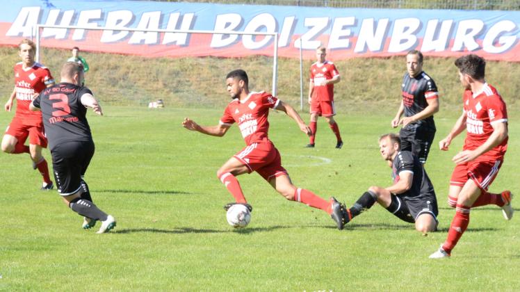 Mehr als drei Tore in einem Spiel waren für die Boizenburger (in Rot) nicht drin. Das gelang ihnen beim 3:0 gegen den SV Görmin, hier mit ihrem auffälligsten Offensivspieler Christian Okafor (M.), und zuvor gegen den FSV Kühlungsborn (3:0). 